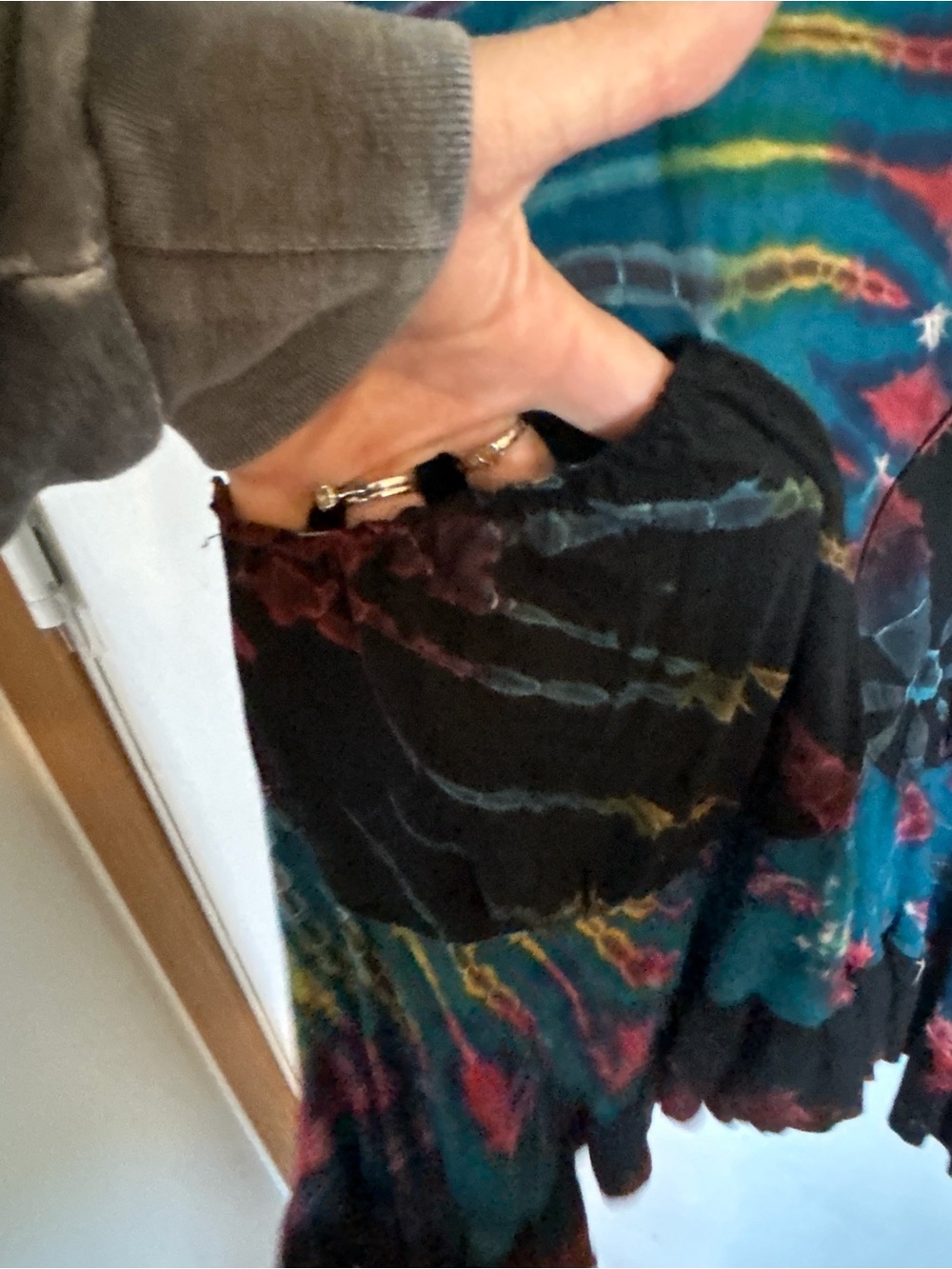 Kathmandu Imports tie-dye Medium stretchy material front pockets - Picture 4 of 10